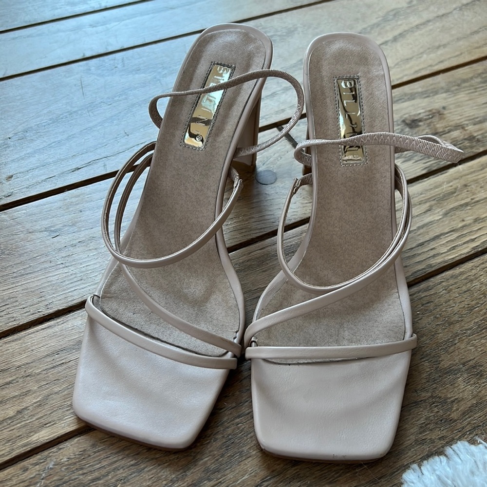 Bellini size 10 nude heels. Worn once, excellent condition.